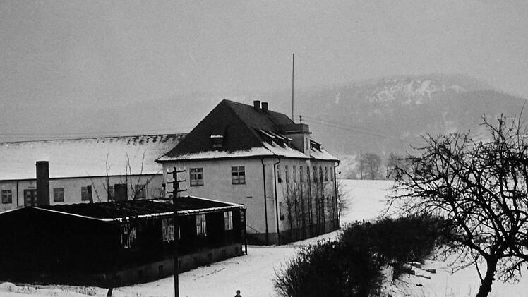 Bis 1950 wohnten in den Ebermannstadter Lagerbaracken sowie im Steinbau der Polizeischule - dem heutigen Hasenbergzentrum - behelfsmäßig bis zu 170 Flüchtlinge.