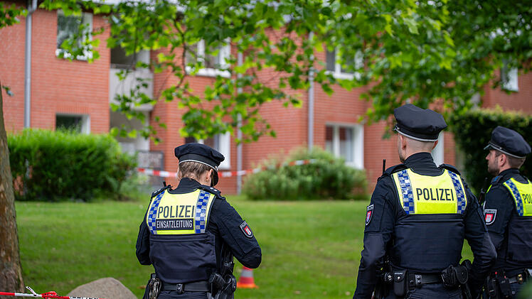 Sohn zündet Vater an und schießt auf Polizisten: SEK erschießt Täter