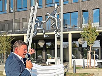 Dr. Marcus Lingel bei der Enth&uuml;llung des Kunstwerks vor der Merkur Bank in Hammelburg. Sebastian Sebald