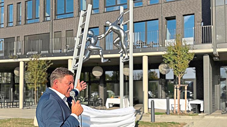 Dr. Marcus Lingel bei der Enth&uuml;llung des Kunstwerks vor der Merkur Bank in Hammelburg. Sebastian Sebald