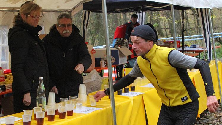 Eine Stärkung ist beim Marathon immer wieder notwendig. Hier ergattert sich der spätere Sieger Stefan Zäh schnell ein Getränk.