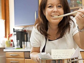 Melanie Genzler rührt zugeschickte Rezepte zu einem Buch zusammen. Foto: Arkadius Guzy