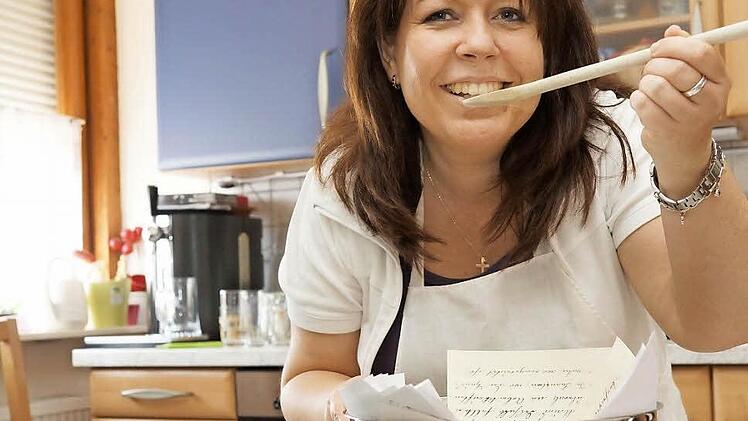 Melanie Genzler rührt zugeschickte Rezepte zu einem Buch zusammen. Foto: Arkadius Guzy