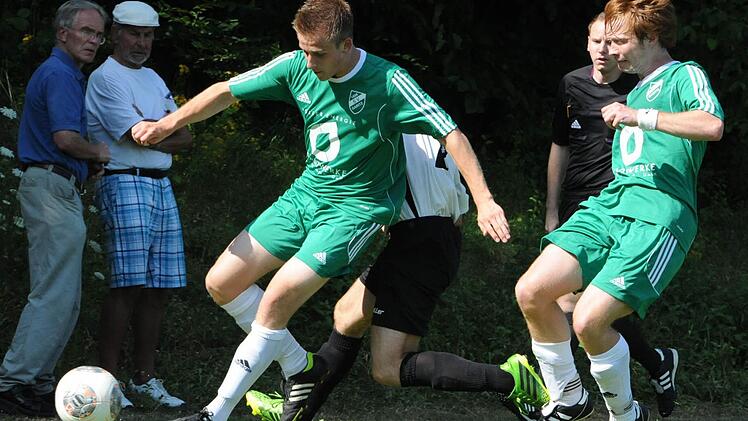 An Einsatzfreude mangelt es dem SV garitz nicht: Dominik Schmitt (links) und Johannes Rüth. Foto: Archiv.