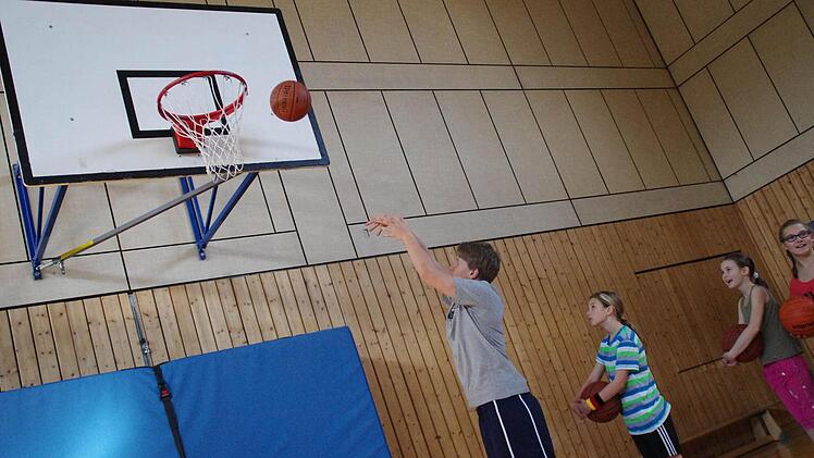 In der Halle der Turnerschaft spielten die Schüler der vierten Klassen Basketball. Foto: Marco Meißner
