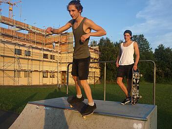 Ein beliebter Treff für Jugendliche in Oerlenbach ist die Skateranlage unterhalb der Wilhelm-Hegler-Halle. Hier frönen gerade Alexander Bönisch (vorne) und sein Bruder Tobias ihrem Hobby.  Foto: Stefan Geiger