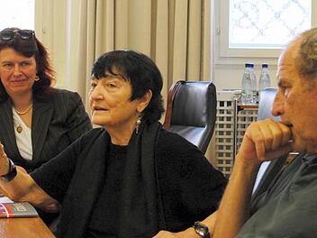 Die Orientalistin Claudia Ott (links), die Islamwissenschaftlerin Erika Glassen und der Präsident der Bayerischen Akademie der Schönen Künste, Michael Krüger fungieren als Jury.  Foto: Carolin Herrmann