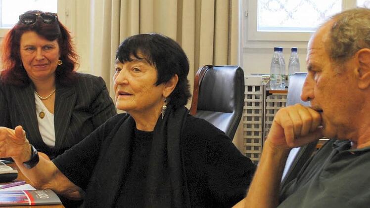 Die Orientalistin Claudia Ott (links), die Islamwissenschaftlerin Erika Glassen und der Präsident der Bayerischen Akademie der Schönen Künste, Michael Krüger fungieren als Jury.  Foto: Carolin Herrmann