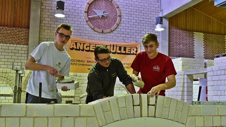 Sie haben ihren Traumberuf gefunden und geben bei der Messe gerne Einblicke in den Beruf des Maurers (von links): die Auszubildenden Christoph Klanert, Marcel Hopfenmüller und Christopher Heß. Foto: Gabi Arnold