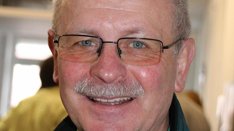 Schon mindestens zum dritten Mal kam der Oberthulbaer Bürgermeister Gotthard Schlereth gestern zu einem Redaktionsfrühstück. "Es ist ganz gut, sich auch mal zwanglos zu treffen", sagt er über das lockere Gespräch mit den Redakteuren. "Zeitunglesen ist für mich ein Stück Kultur", berichtet er über seine eigenen Gewohnheiten: Er lese die Saale-Zeitung grundsätzlich zum Frühstück. "Dann bin ich schon gleich informiert für den gesamten Tag." Die neue News-App installierte er sich zwar gleich, abe...