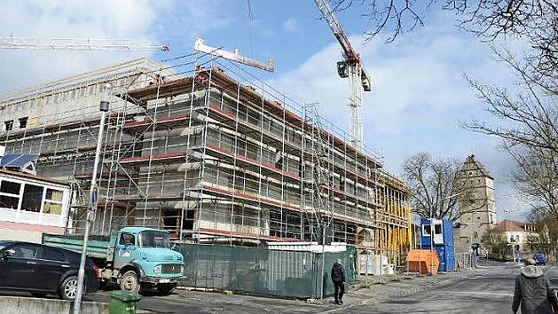Der Bau der Stadthalle sorgt f&uuml;r ein Allzeithoch in Sachen Bauinvestitionen der Stadt. In den kommenden Jahren will Bad Neustadt aber nicht mehr ganz so viel Geld in Bauma&szlig;nahmen investieren.  Text/Foto: Stefan Kritzer