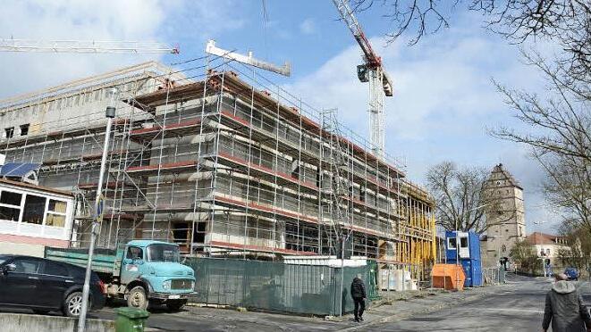 Der Bau der Stadthalle sorgt f&uuml;r ein Allzeithoch in Sachen Bauinvestitionen der Stadt. In den kommenden Jahren will Bad Neustadt aber nicht mehr ganz so viel Geld in Bauma&szlig;nahmen investieren.  Text/Foto: Stefan Kritzer