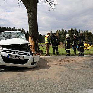 18-jähriger Autofahrer prall bei Konradsreuth gegen Baum