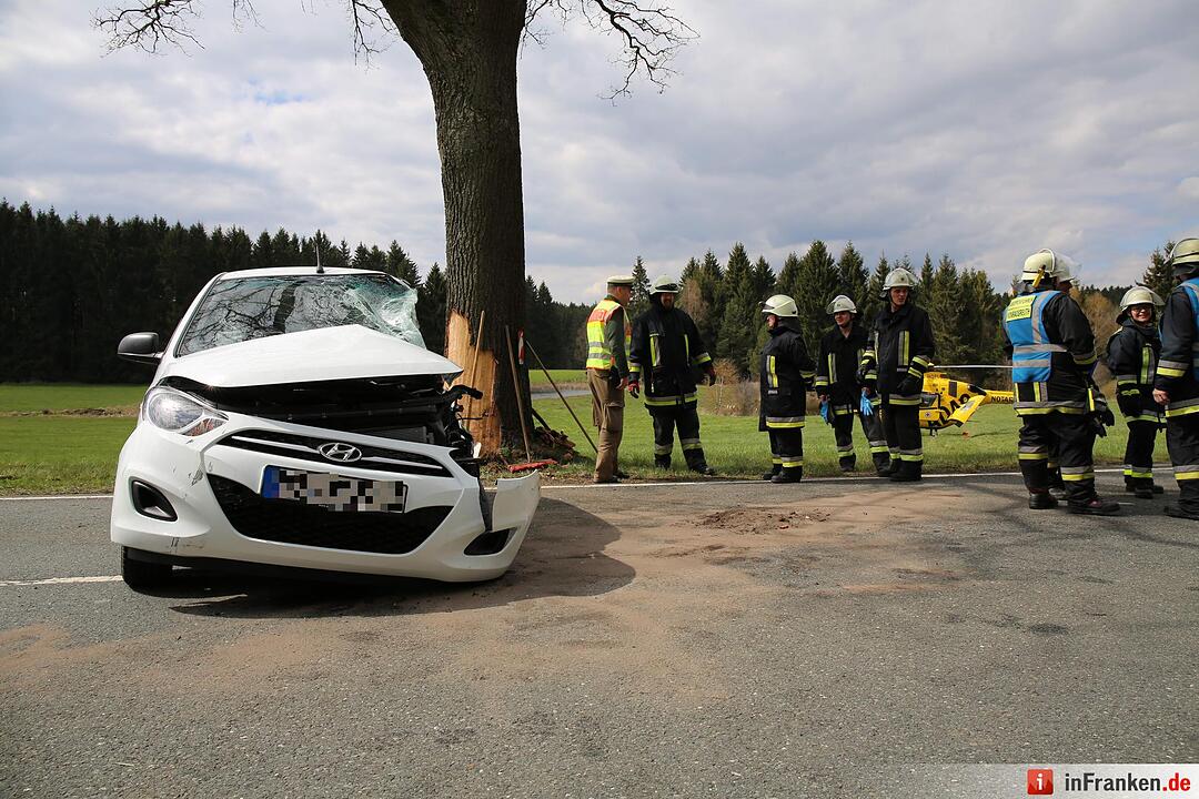 18-jähriger Autofahrer prall bei Konradsreuth gegen Baum