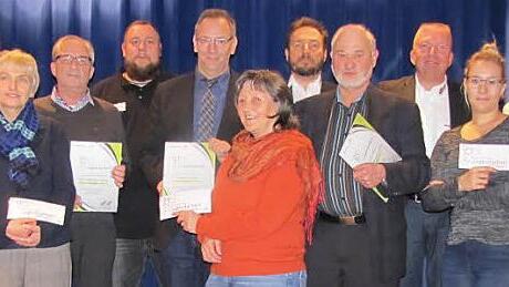 Der Stadtjugendring freute sich bei seiner Herbstvollversammlung am Dienstag über zahlreiche neue Unterstützer aus der Wirtschaft und aus öffentlichen Institutionen. Sie wurden mit einer Ehrenurkunde ausgezeichnet.  Foto: Martin Koch