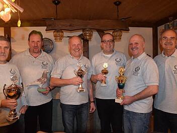 Die Schondraer Taubenzüchter blicken auf ein erfolgreiches Jahr zurück: Stefan Schuhmann, Vorsitzender Manfred Pfülb, Leo Büchner, Bernd Enzinger, Heinz Schuhmann, Norbert Helfrich. Foto: Horst Conze