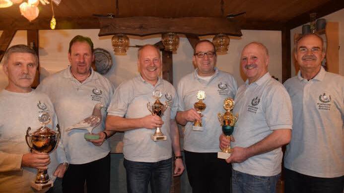 Die Schondraer Taubenzüchter blicken auf ein erfolgreiches Jahr zurück: Stefan Schuhmann, Vorsitzender Manfred Pfülb, Leo Büchner, Bernd Enzinger, Heinz Schuhmann, Norbert Helfrich. Foto: Horst Conze