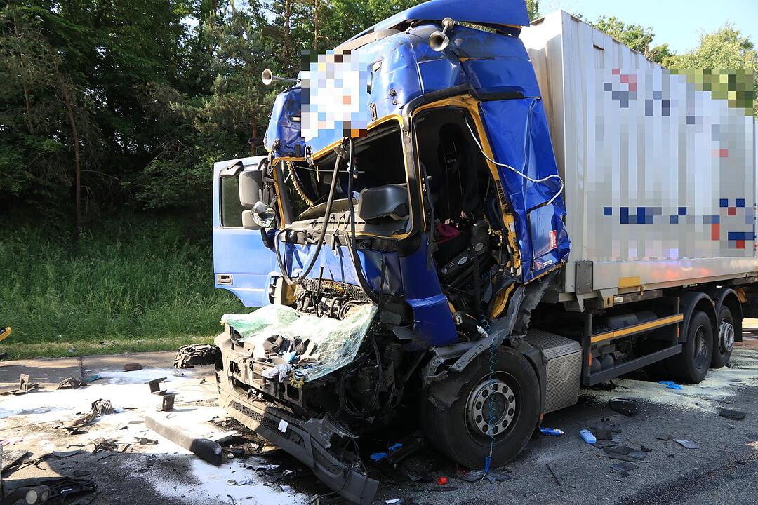 Schwerer Lkw-Unfall auf A3 sorgt für Vollsperrung