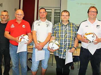 Bei der Kreisliga Arbeitstagung wurden die Vereine mit den wenigsten sportlichen Vergehen geehrt, von links: Kreisspielleiter Egon Grünbeck sowie die Vereins-Spielleiter Andreas Wolf (VfB Einberg), Achim Damm (TSV Pfarrweisach), Sven Fleischmann (FC Stockheim) und Christian Engelhardt (TSV Steinberg). Foto: privat