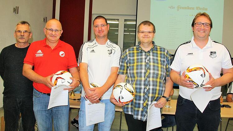 Bei der Kreisliga Arbeitstagung wurden die Vereine mit den wenigsten sportlichen Vergehen geehrt, von links: Kreisspielleiter Egon Grünbeck sowie die Vereins-Spielleiter Andreas Wolf (VfB Einberg), Achim Damm (TSV Pfarrweisach), Sven Fleischmann (FC Stockheim) und Christian Engelhardt (TSV Steinberg). Foto: privat