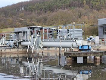 In den sogenannten Belebungsbecken der Eberner Kläranlage schuften Bakterien unter der Mithilfe von Sauerstoff, um das Abwasser biologisch zu klären und wieder zu beleben. Die Becken messen über 30 Meter im Durchmesser und sind über vier Meter tief.Eckehard Kiesewetter