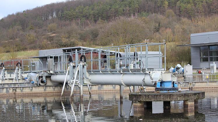 In den sogenannten Belebungsbecken der Eberner Kläranlage schuften Bakterien unter der Mithilfe von Sauerstoff, um das Abwasser biologisch zu klären und wieder zu beleben. Die Becken messen über 30 Meter im Durchmesser und sind über vier Meter tief.Eckehard Kiesewetter