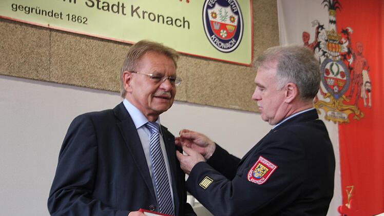 Wolfgang Beiergrößlein (links) erhielt das Feuerwehrehrenzeichen des Kreisfeuerwehrverbands in Silber.aus den Händen von Kreisbrandrat Joachim Ranzenberger.Veronika Schadeck