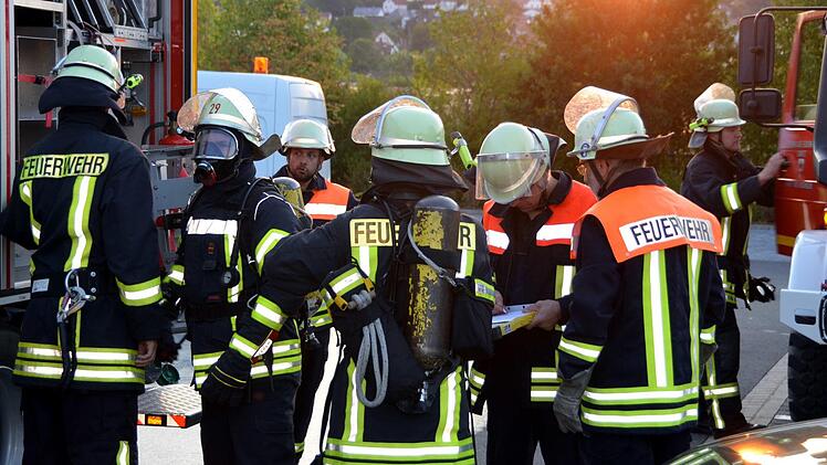Insgesamt vier Atemschutztrupps gelang es, den Brand im Untergeschoss rasch zu löschen.Peter Rauch