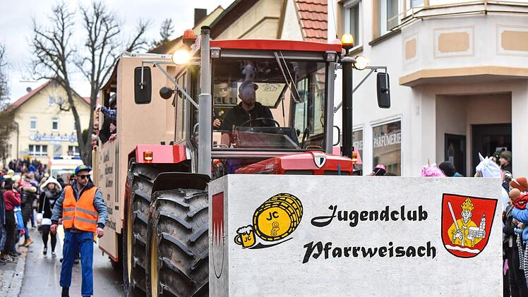 Der Eberner Gaudiwurm trotzte dem trüben Wetter und versprühte tolle Faschingsstimmung. Foto: Ryan Evans