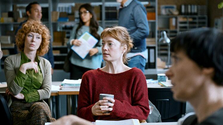 Carla (Leonie Benesch, zweite von rechts) zofft sich im titelgebenden Lehrerzimmer, unter anderem mit Kollegin Vanessa (Sarah Bauerett, links).