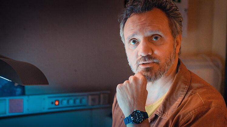 Auch die Leiche darf - in R&uuml;ckblenden - mitspielen: David Walcher (Roland Silbernagl) war Leiter der Kinder- und Jugend-Wohngruppe "Sonnenhof". Da im "Tatort: Gegen die Zeit" viel &uuml;ber ins Bild gesetzte (m&ouml;gliche) Szenarien des Tathergangs geredet wird, ist die Rolle des Opfers im Krimi tats&auml;chlich nicht klein.