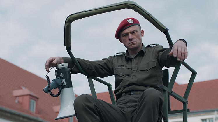 Harte Mine, dahinter Unsicherheit: Vizeleutnant Charles Eismayer (Gerhard Liebmann) muss seine Homosexualit&auml;t im Heer geheimhalten und versteckt sich hinter einer Fassade aus Autorit&auml;t und Drill.