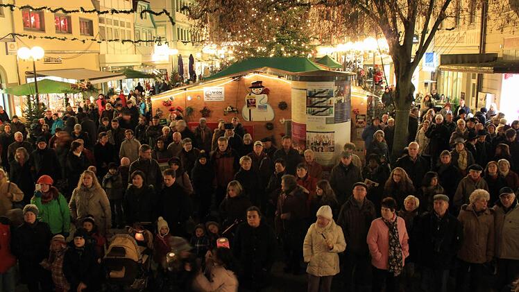 Dicht gedrängt standen die Besucher bei der Eröffnung des Weihnachtsmarktes in Bad Kissingen.