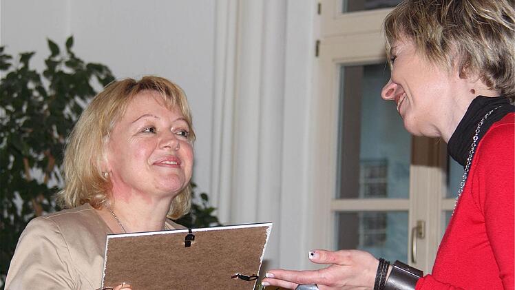 UKG-Vorsitzende Sandra Lehnhard (rechts) gratuliert ihrer Vorgängerin Hedy Böhle zum Ehrenvorsitz.