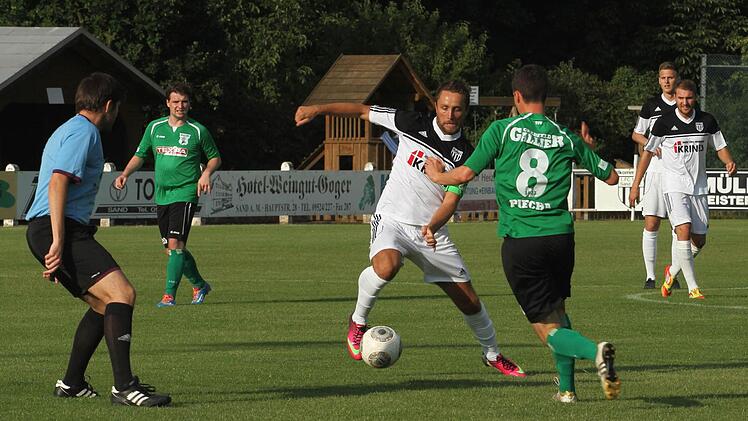 Mit einer geschickten Körpertäuschung setzt sich der Sander Kapitän Daniel Rinbergas gegen Stefan Piecha (Nummer 8) in Szene.