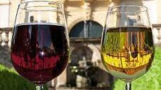 Na dann Prost: Oberschwappach feiert im Park des Schlosses wieder sein Weinfest.  Foto: Janina Selig