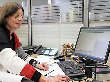 Gabi Wild stellt in der Verwaltungsgemeinschaft Ebern online einen Antrag auf Erstellung eines Führungszeugnisses. Foto: Ralf Kestel