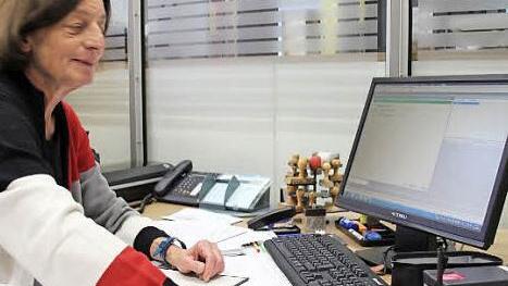 Gabi Wild stellt in der Verwaltungsgemeinschaft Ebern online einen Antrag auf Erstellung eines Führungszeugnisses. Foto: Ralf Kestel