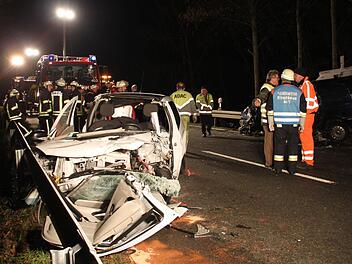 Von dem weißen Renault Twingo, in dem die 27-jährige Frau aus dem Landkreis Kronach starb, blieb nur ein Haufen Schrott übrig. Rechts hinten der blaue VW Sharan der Kronacher Familie. Von den sieben Personen wurde die Fahrerin schwer verletzt. Foto: Stephan Tiroch
