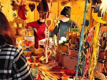 Vereine, Hobbykünstler und Selbstvermarkter hatten für den Weihnachtsmarkt gebastelt, geacken und gewerkelt und boten nun ihre Waren feil. Foto: Simon Albrecht