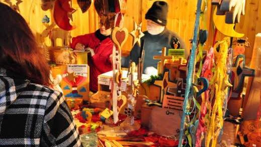 Vereine, Hobbykünstler und Selbstvermarkter hatten für den Weihnachtsmarkt gebastelt, geacken und gewerkelt und boten nun ihre Waren feil. Foto: Simon Albrecht