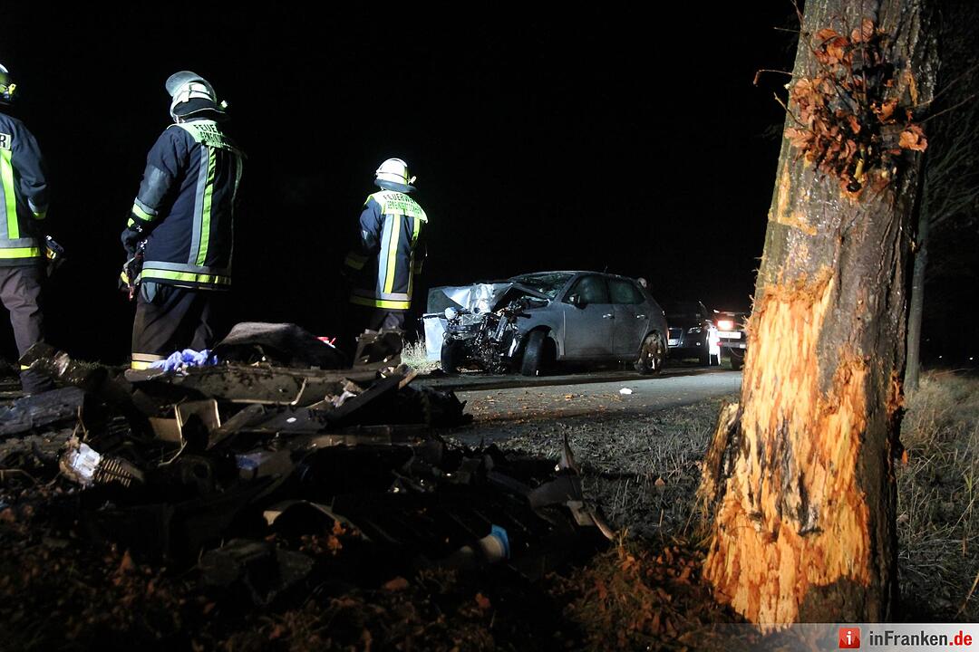 Auto prallt bei Haig gegen Baum: Vater und zwölfjähriger Sohn schwer verletzt