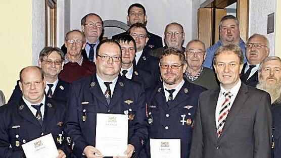 Die Feuerwehr Nordhalben zeichnete in der Jahreshauptversammlung aktive und passive Vereinsmitglieder aus. Mit im Bild die anwesenden Ehrengäste bei der Hauptversammlung  Foto: Michael Wunder
