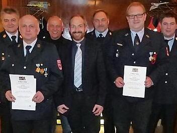 Norbert Ströhlein (Zweiter von links) wurde in der Hauptversammlung der Feuerwehr Wirsberg für 40 Jahre Dienst geehrt, Christian Raithel (Zweiter von rechts) für 25 Jahre. Foto: Klaus-Peter Wulf