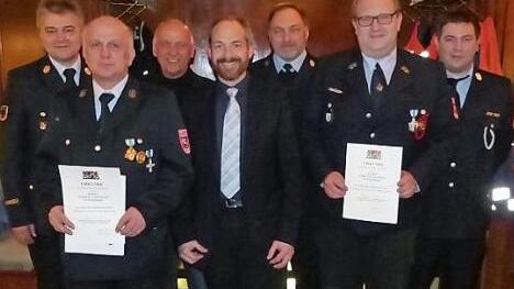 Norbert Ströhlein (Zweiter von links) wurde in der Hauptversammlung der Feuerwehr Wirsberg für 40 Jahre Dienst geehrt, Christian Raithel (Zweiter von rechts) für 25 Jahre. Foto: Klaus-Peter Wulf