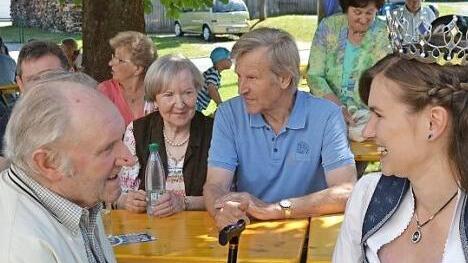 Um die bayerische Milchkönigin einmal live zu erleben, war Robert Backer mit seiner Ehefrau eigens aus dem Kasendorfer Ortsteil Reuth nach Windischenhaig gekommen. Foto: Jürgen Valentin