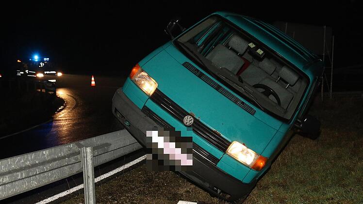 Aus Unachtsamkeit ist ein 62-J&auml;hriger mit seinem Kleinbus nahe Untersiemau (Landkreis Coburg) von der Fahrbahn abgekommen und auf die Leitplanke gefahren. Foto: Michael Stelzner