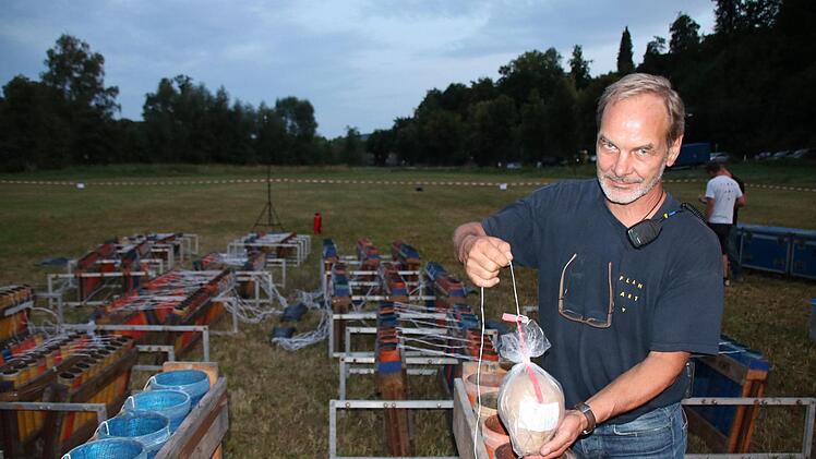 Feuerwerker Urs Lange bereitet einen Sprengsatz vor.  Fotos: Ralf Ruppert