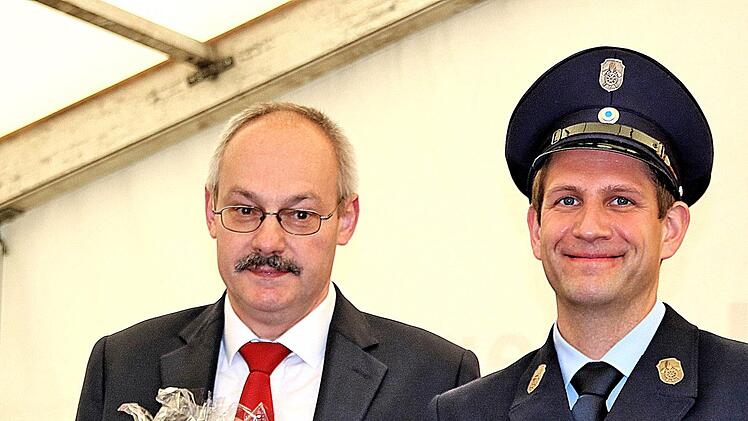 zum Ehrenvorsitzenden des Feuerwehrvereins wurde Bürgermeister Fridolin  Zehner vom Vorsitzenden Andreas Wartha ernannt. Foto: Dieter Britz