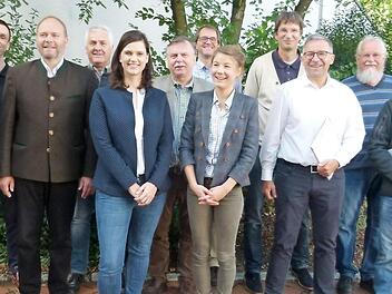 Die von Landrat Sebastian Straubel (links) vom Naturschutzbeirat verabschiedeten und die neuen Mitglieder  Foto: Lothar Weidner